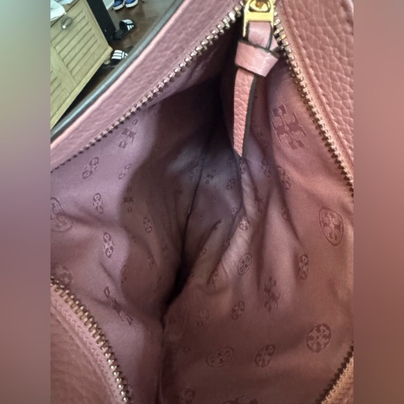 Tory Burch Thea foldover crossbody bag in pink leather - Picture 11 of 17